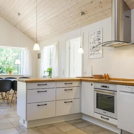 Cozy In Aakirkeby With Kitchen Nyaraló *