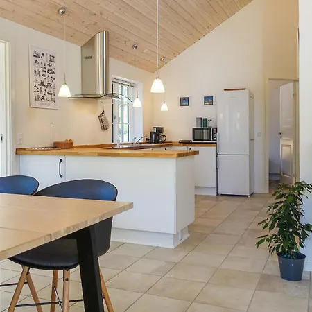 Nyaraló Cozy In Aakirkeby With Kitchen Vester Sømarken